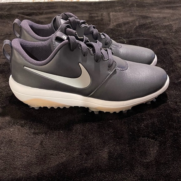 Nike Gray Golf Shoes - Picture 2 of 5